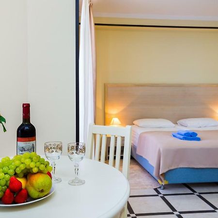 Bmg Hotel Sukhumi Bagian luar foto