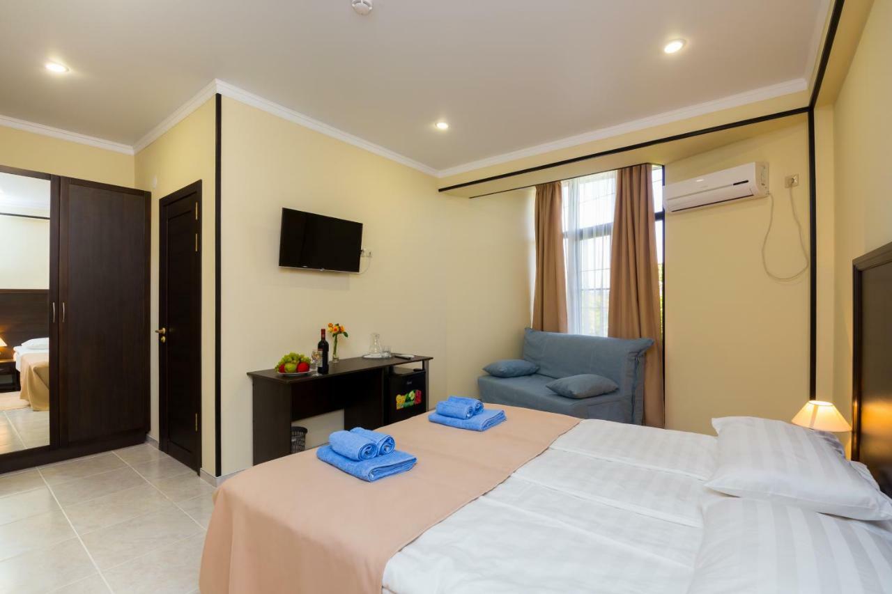 Bmg Hotel Sukhumi Bagian luar foto