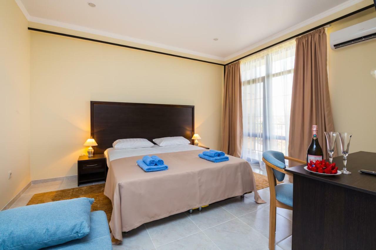 Bmg Hotel Sukhumi Bagian luar foto