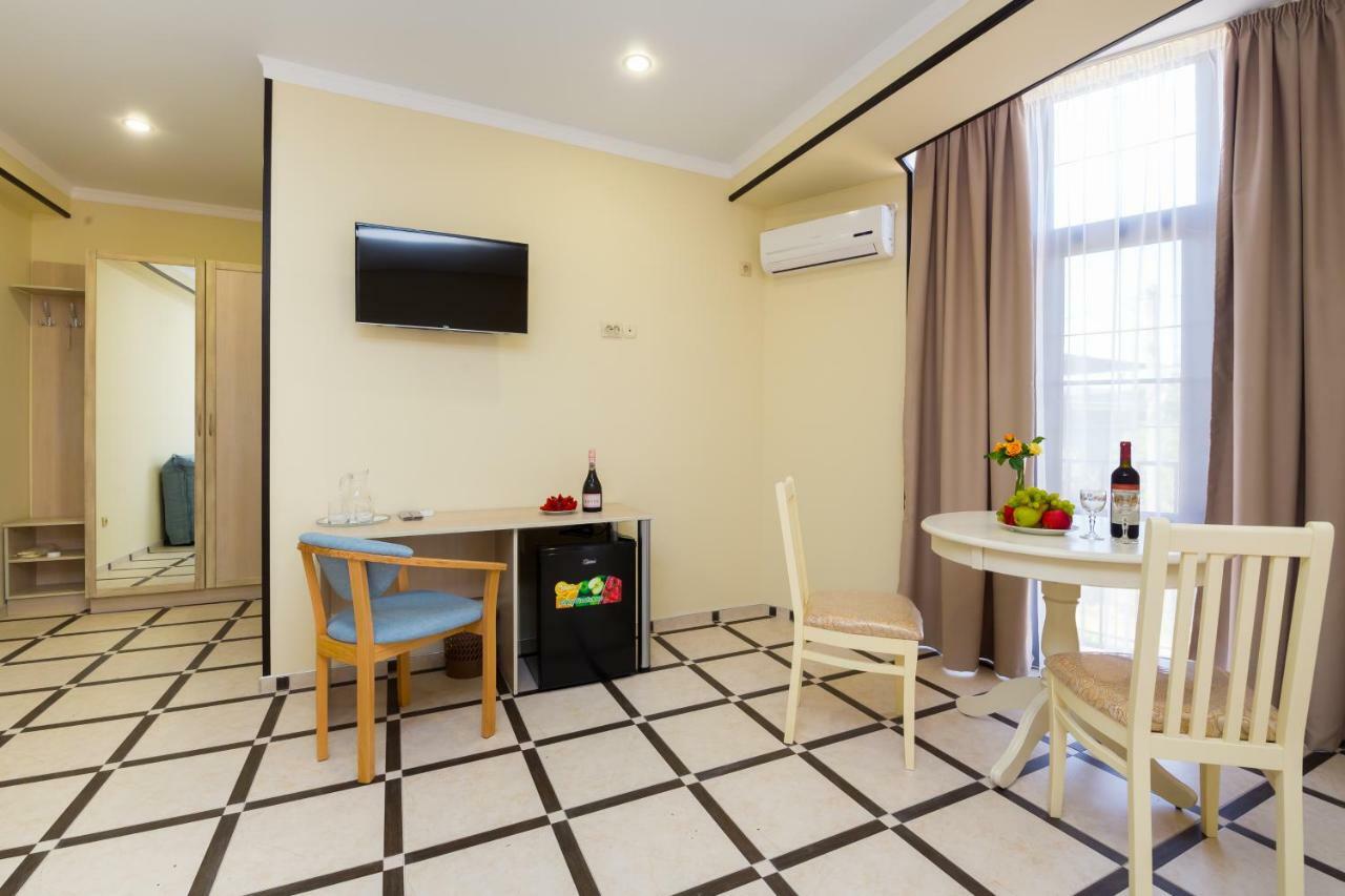 Bmg Hotel Sukhumi Bagian luar foto