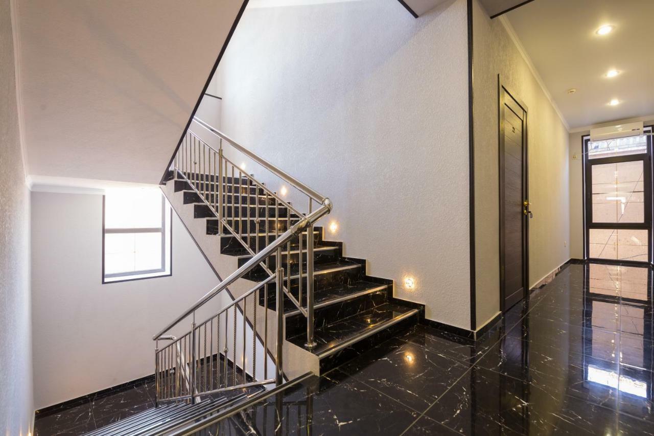 Bmg Hotel Sukhumi Bagian luar foto