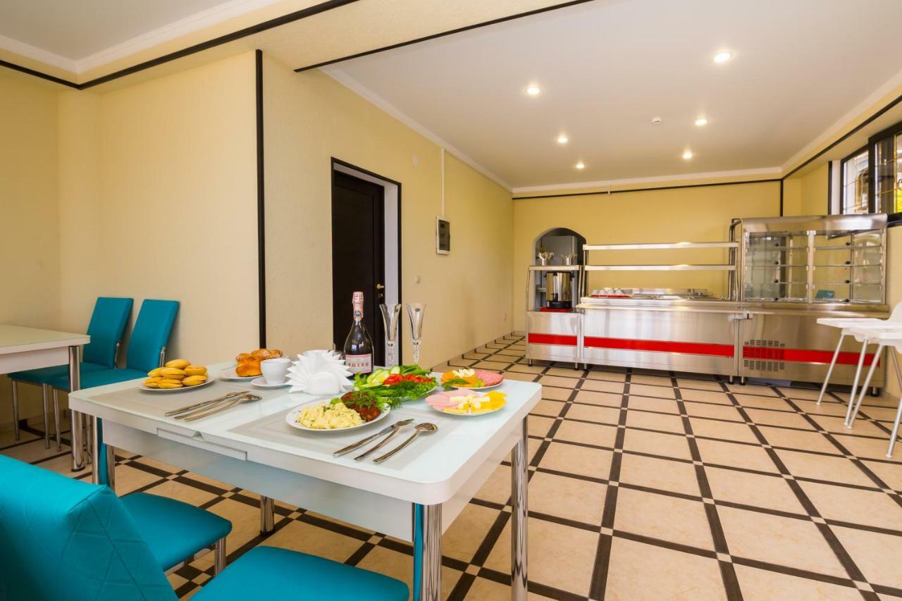 Bmg Hotel Sukhumi Bagian luar foto