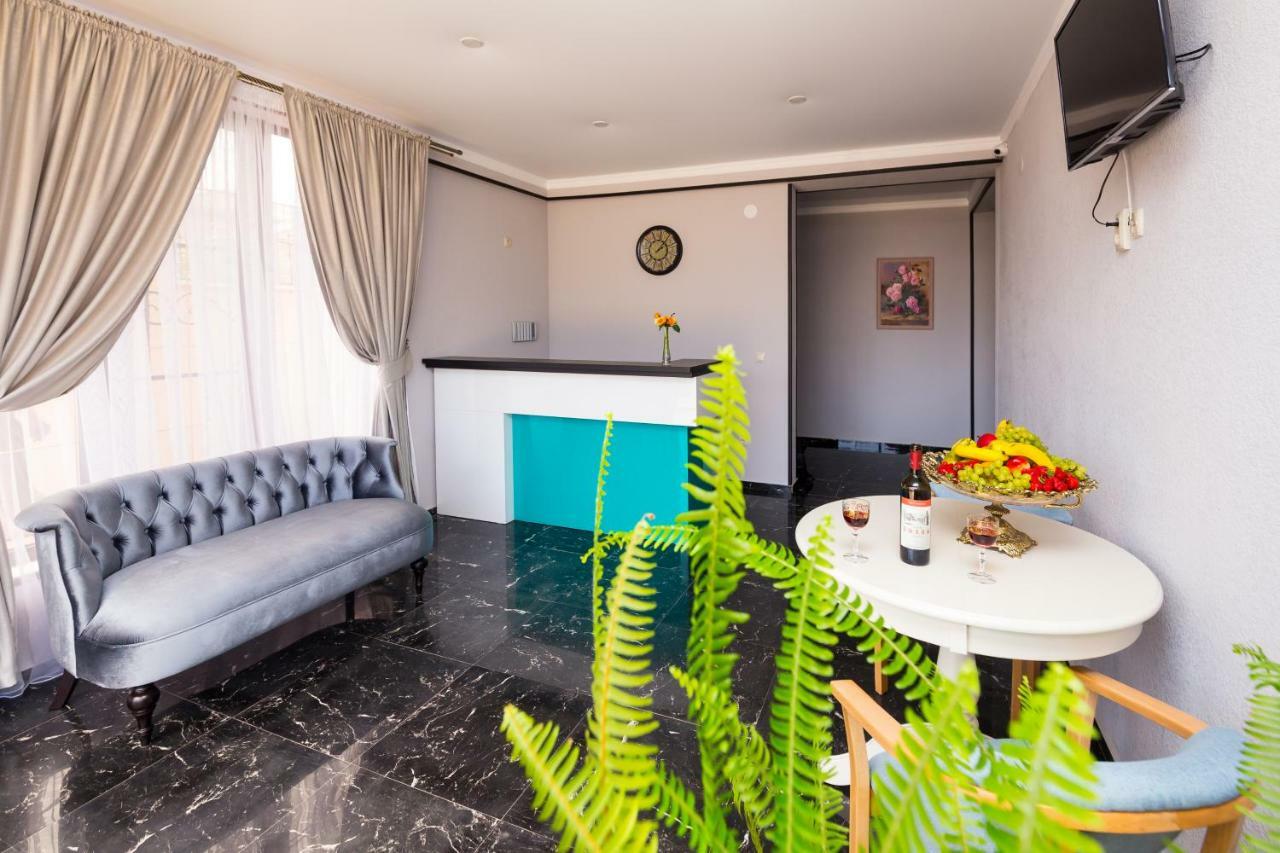 Bmg Hotel Sukhumi Bagian luar foto