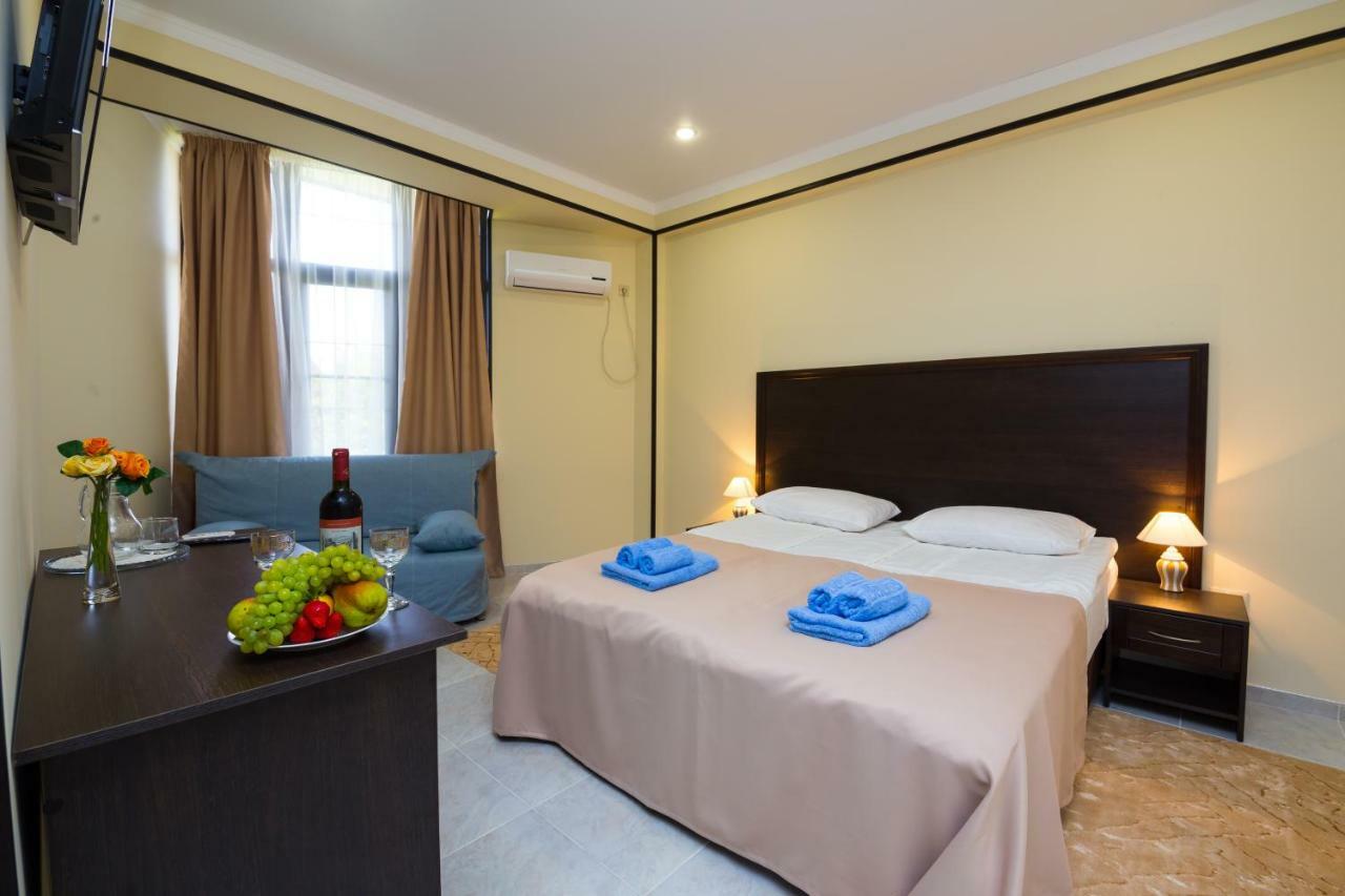 Bmg Hotel Sukhumi Bagian luar foto