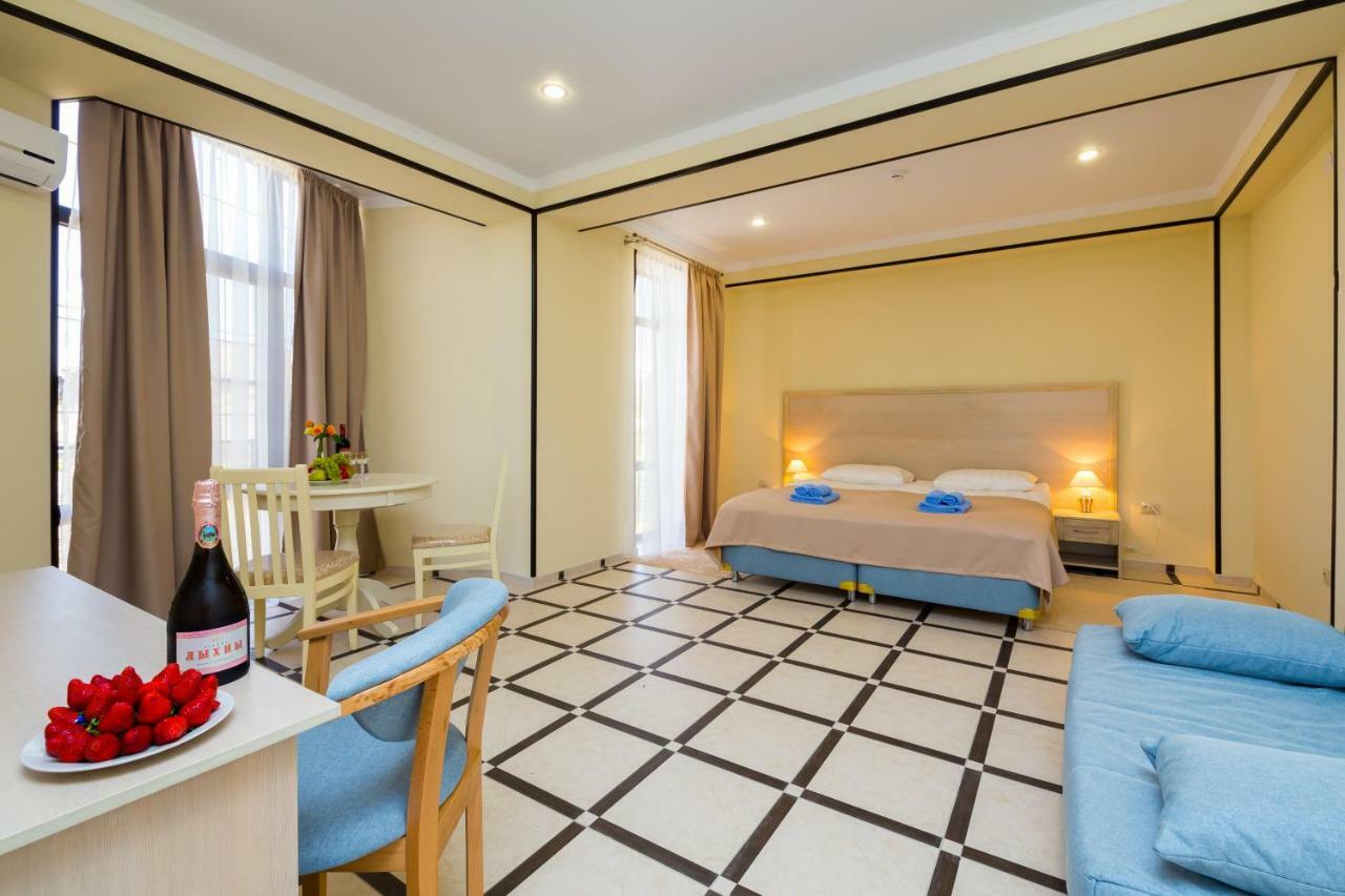Bmg Hotel Sukhumi Bagian luar foto