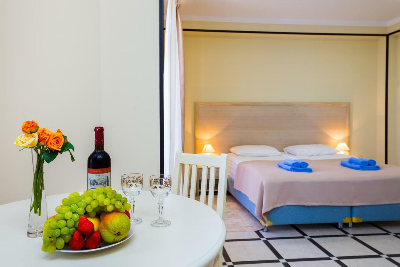 Bmg Hotel Sukhumi Bagian luar foto