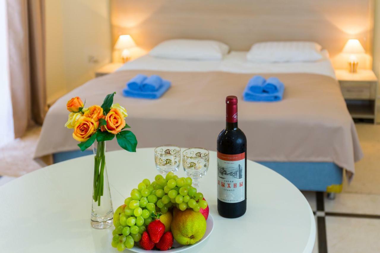 Bmg Hotel Sukhumi Bagian luar foto