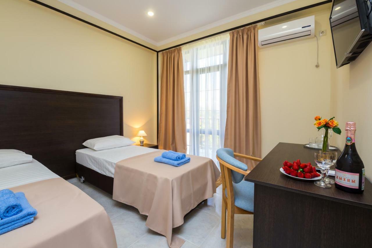 Bmg Hotel Sukhumi Bagian luar foto