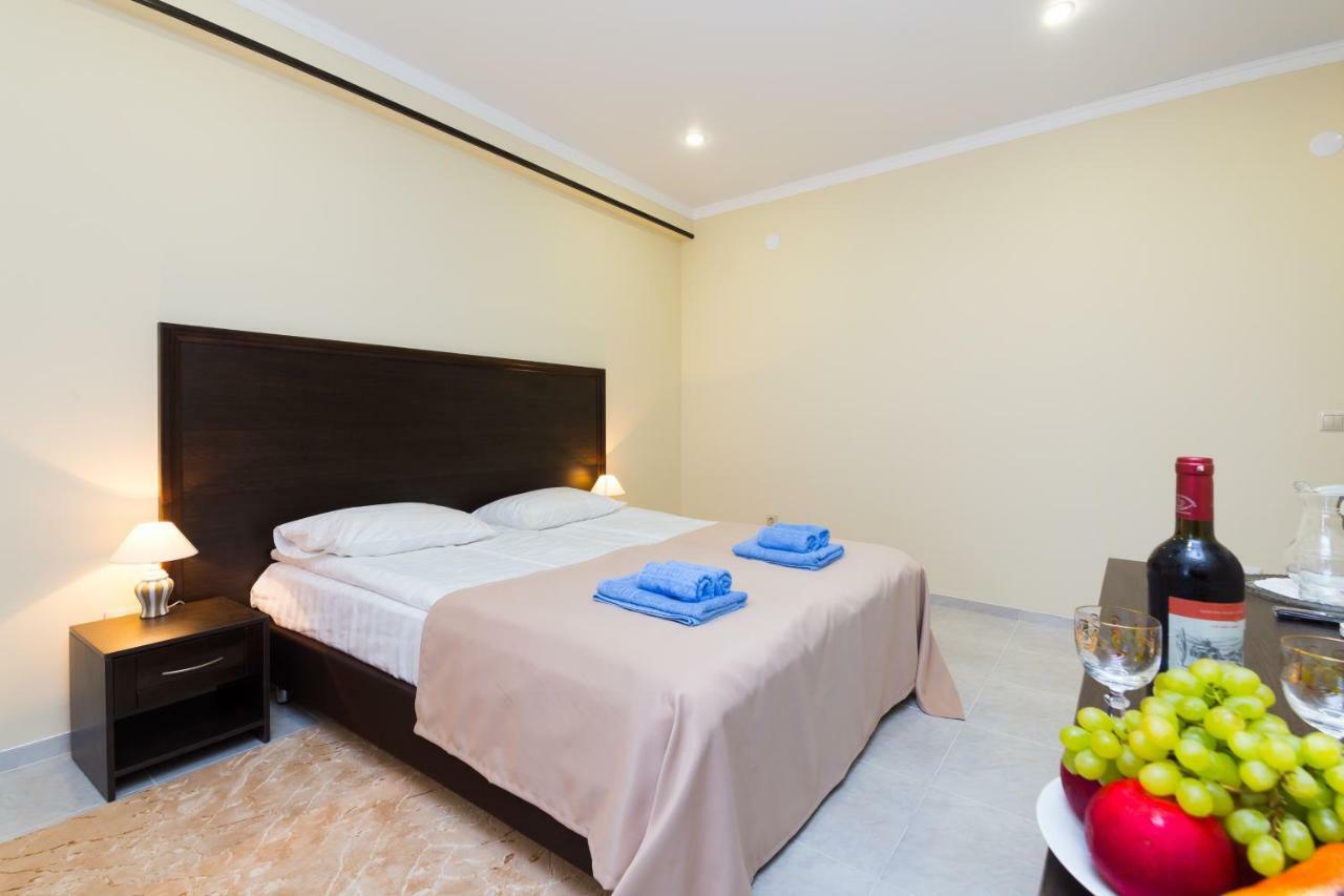 Bmg Hotel Sukhumi Bagian luar foto