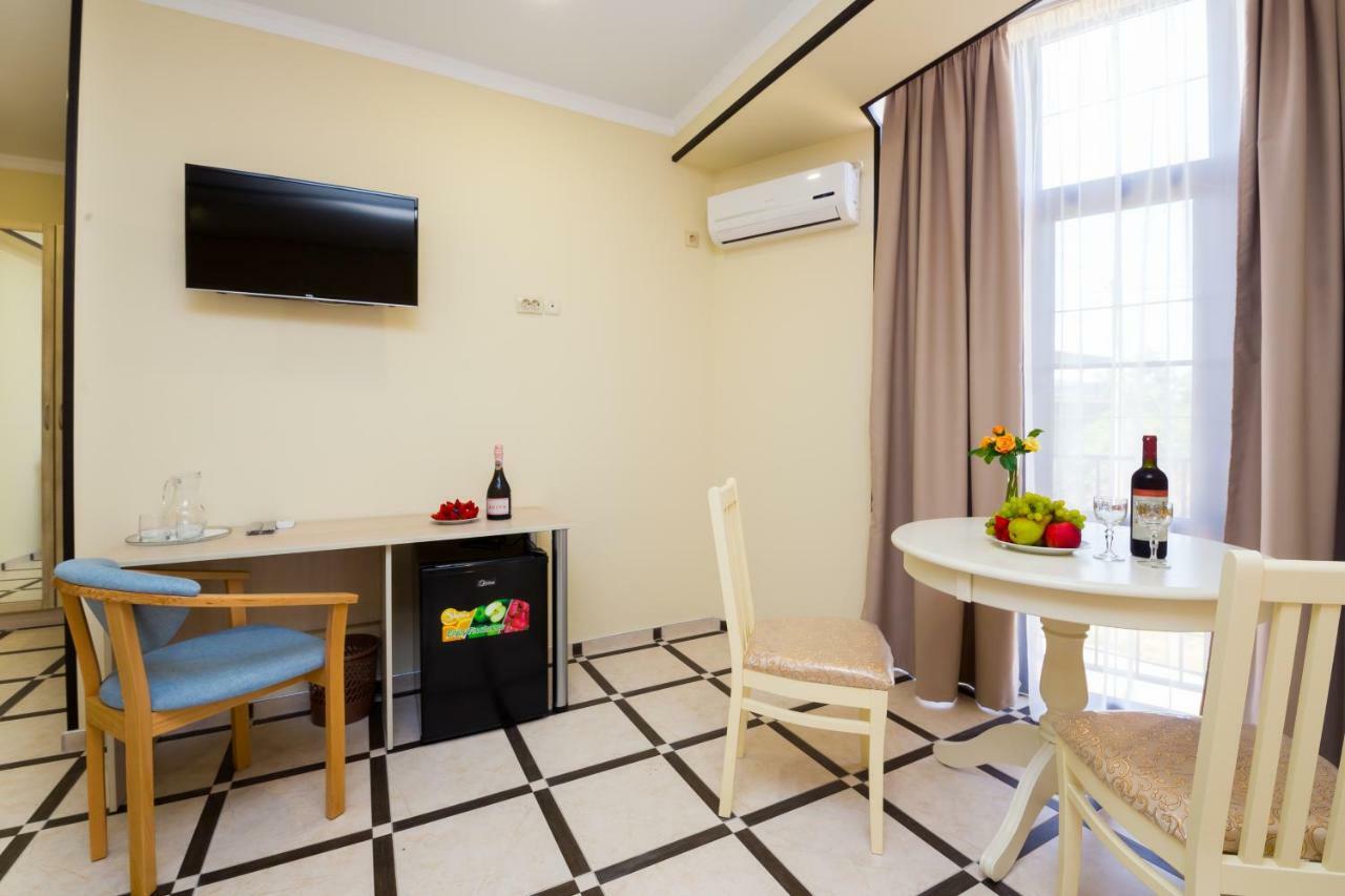 Bmg Hotel Sukhumi Bagian luar foto