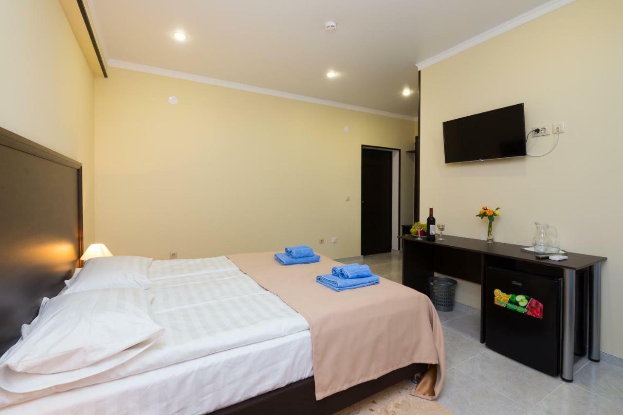 Bmg Hotel Sukhumi Bagian luar foto
